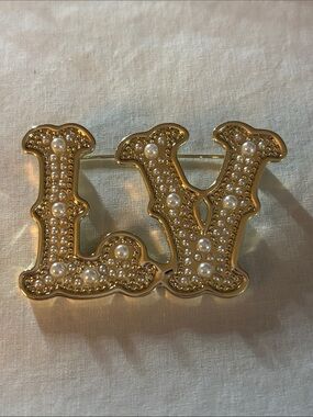 Pearl-Embellished Gold Brooch - Elegant Women’s Accessory